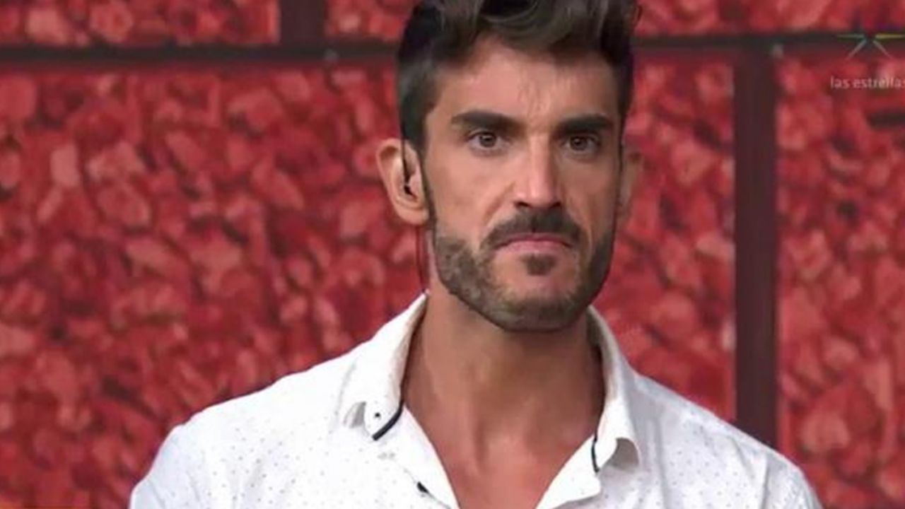 “Son de silicón”: Tachan de “ridículo” a conductor de ‘Hoy’ por presumir sus glúteos en vivo