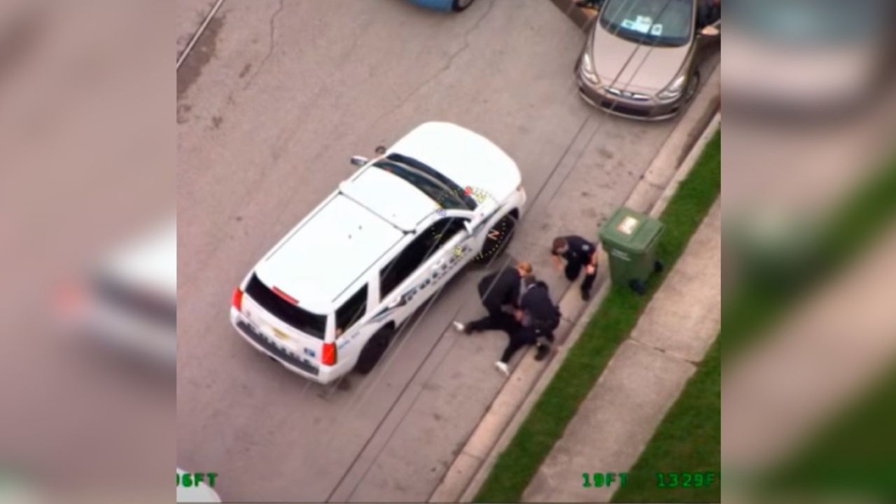 VIDEO: Hombre afroamericano es agredido del cuello por policía de Florida