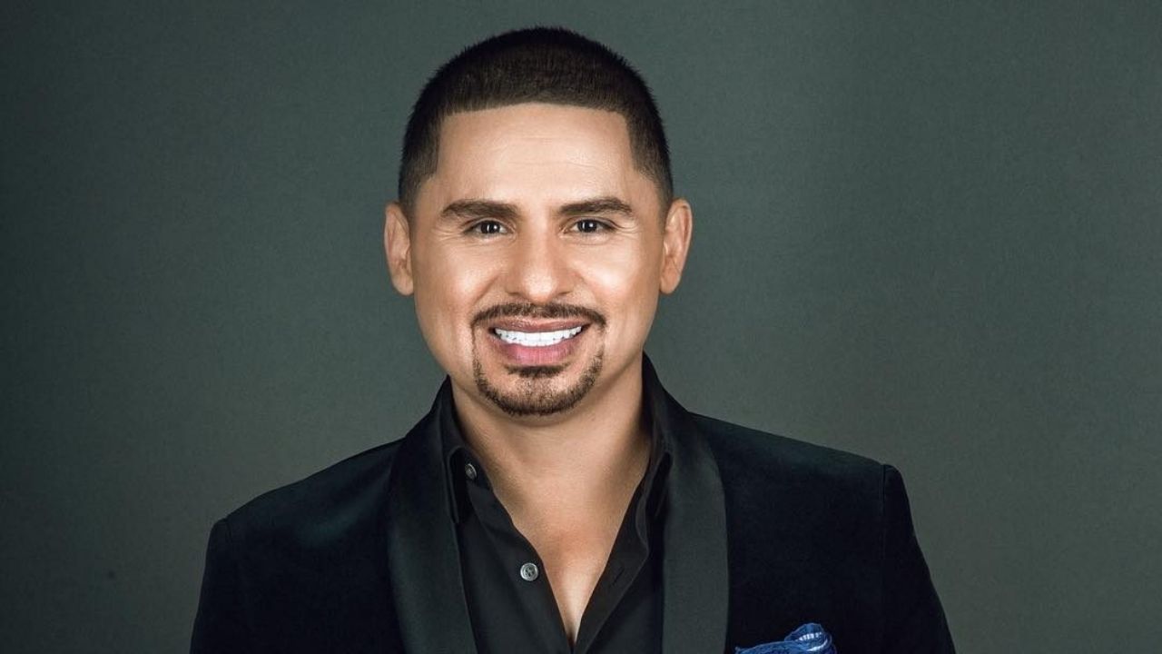 Larry Hernández se suma a Eduin Caz; revela ser fan de Cruz Azul y hace esto por el equipo