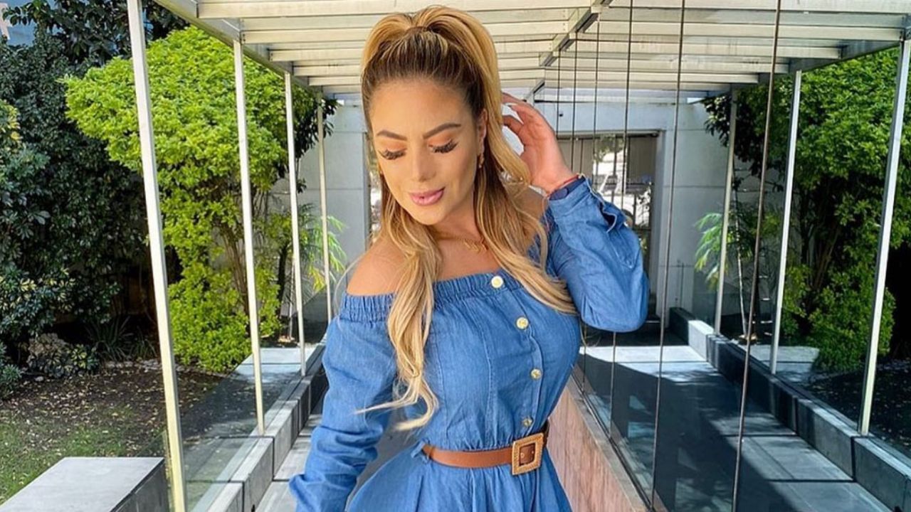 Frente al espejo, Magaly Chávez modela sus curvas con un entallado vestido