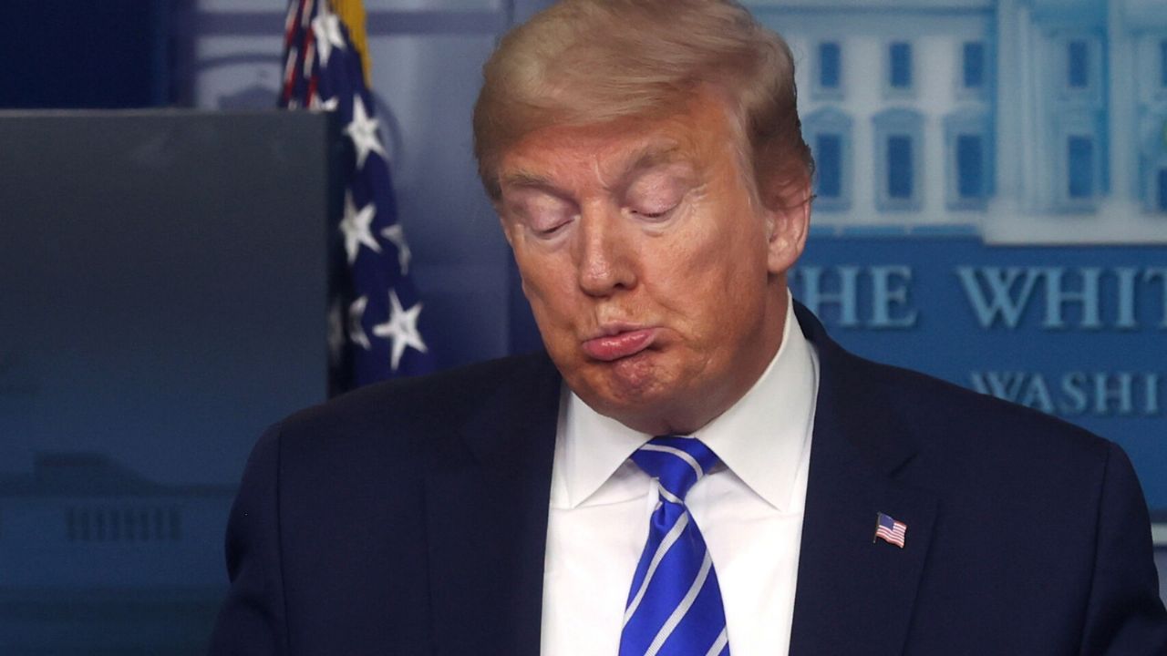 Donald Trump se ‘autofelicita’ por la recuperación del sector laboral de EU