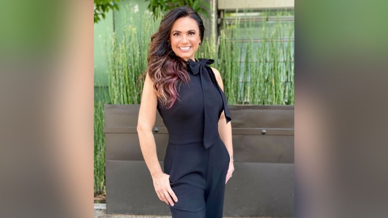 Al estilo de ‘Gatúbela’, Penélope Menchaca calienta a fans en ajustado ‘outfit’ negro