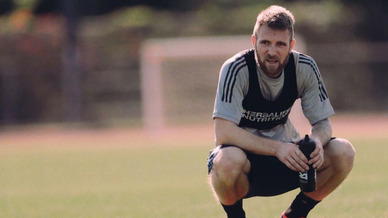 Echan a compañero de ‘Chicharito’ en el Galaxy por comentarios racistas de su esposa