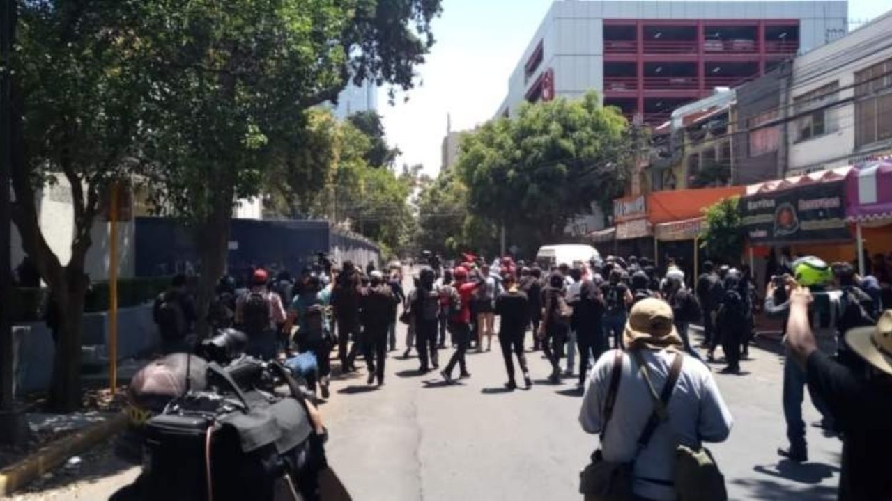 VIDEO: Vandalizan Embajada de EU en Ciudad de México tras protestas por George Floyd