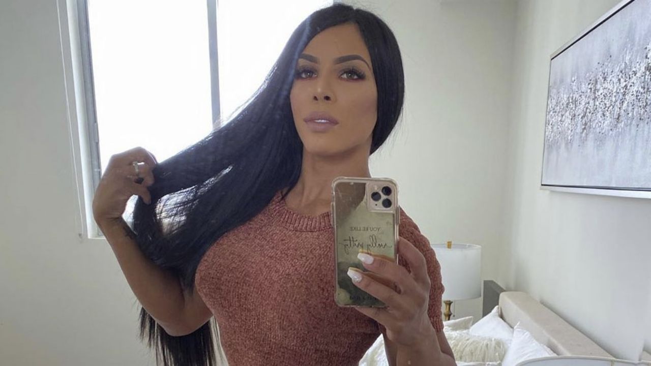 En un bikini negro, Yarishna Ayala admira su colosal figura frente al espejo