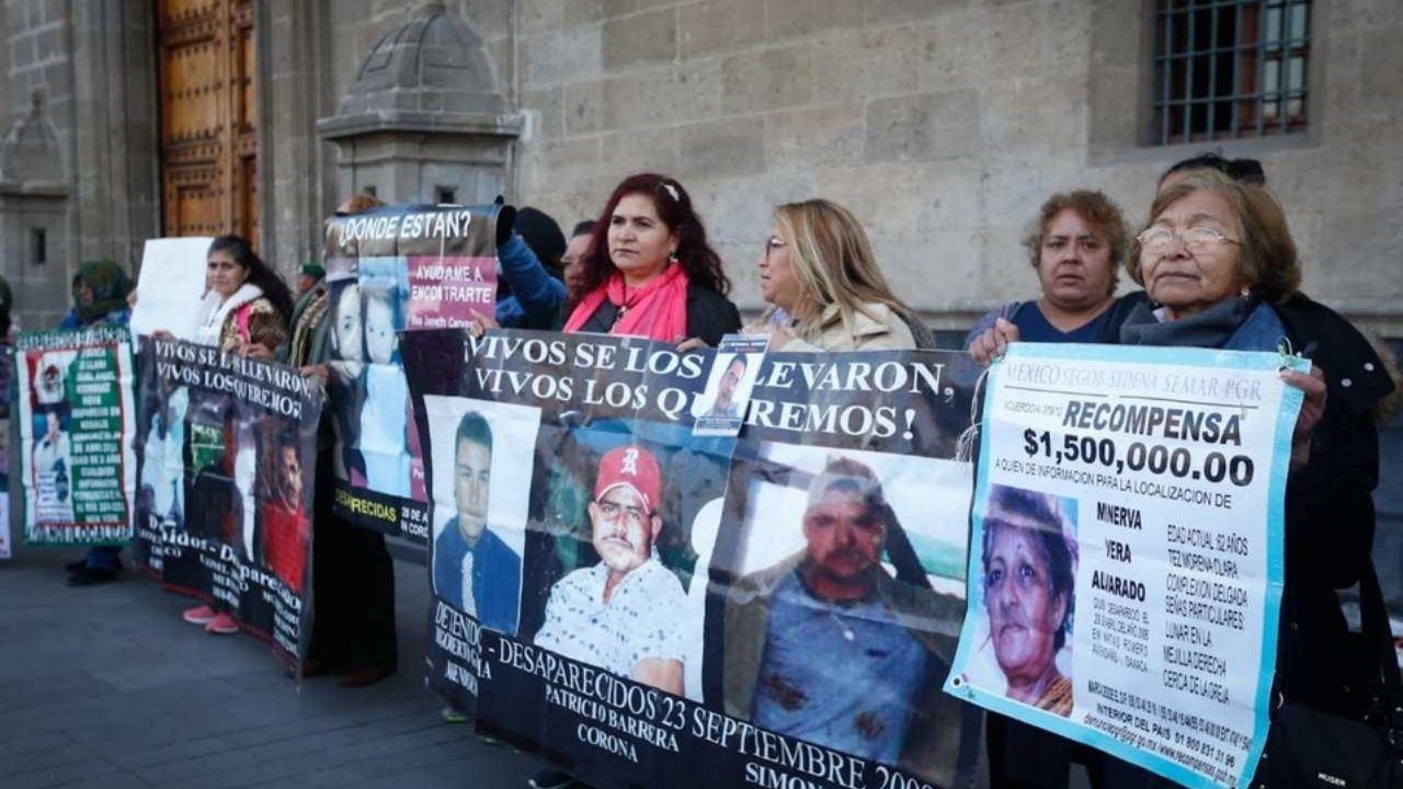 Familiares de desaparecidos protestan afuera del Palacio Nacional