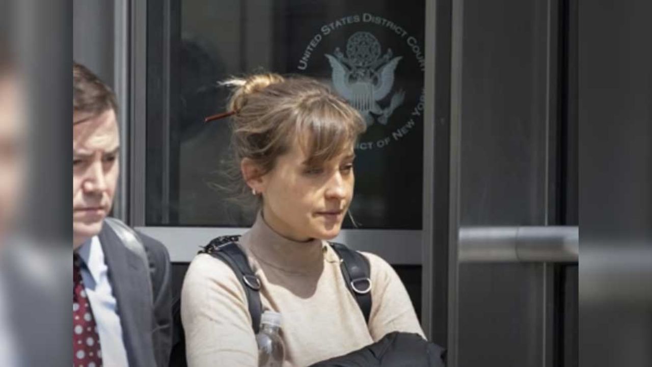 Allison Mack, actriz de ‘Smallville’, acepta culpabilidad en caso de la secta sexual NXIVM