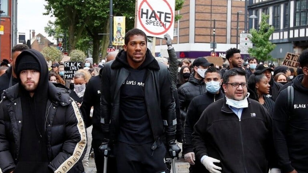 Con todo y muletas, Anthony Joshua sale a las calles a protestar contra el racismo