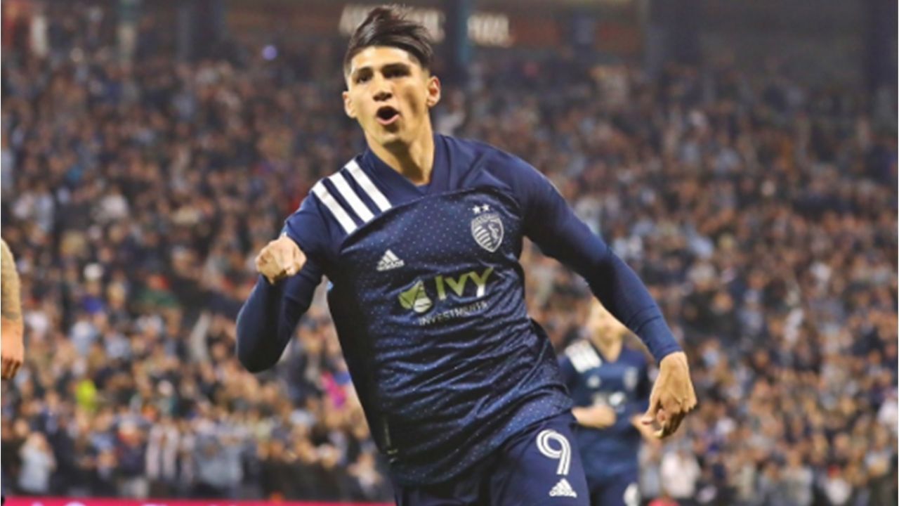 Alan Pulido envuelto en un mar de criticas por conducir a exceso de velocidad