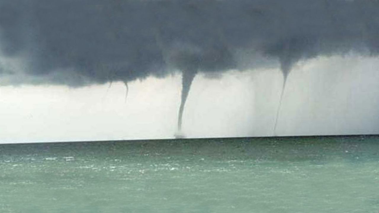 VIDEO: Tres impresionantes tornados de agua son captados en los Países Bajos