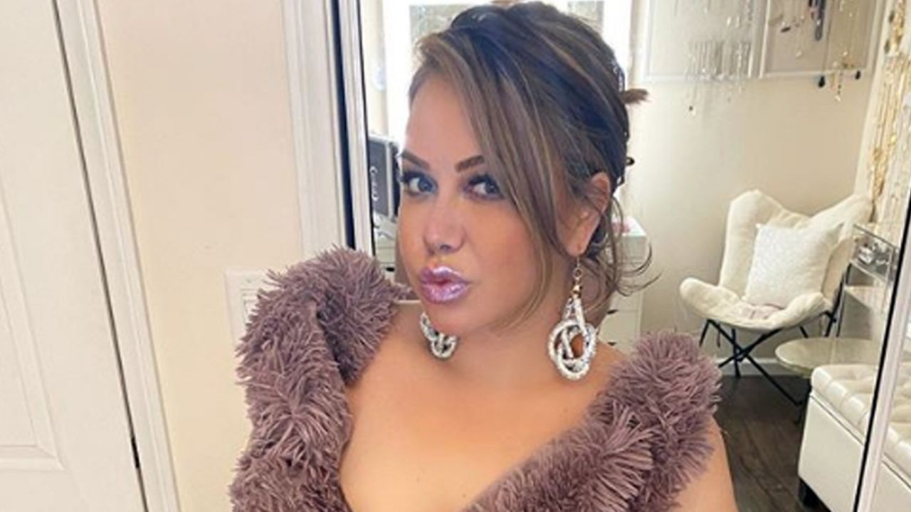 Tras su ruptura amorosa, Chiquis Rivera presume piernas en espectacular vestido