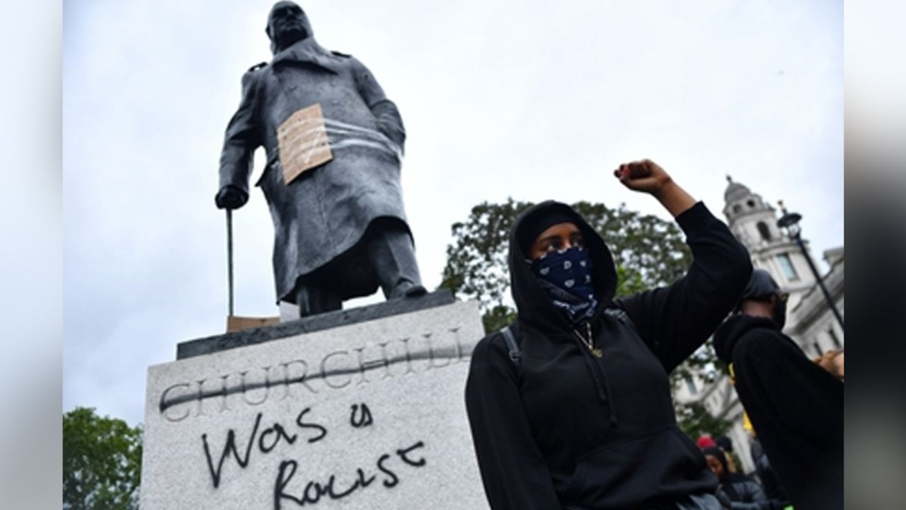 Protestas en Reino Unido se salen de control y vandalizan monumento de Winston Churchill: “Era racista”