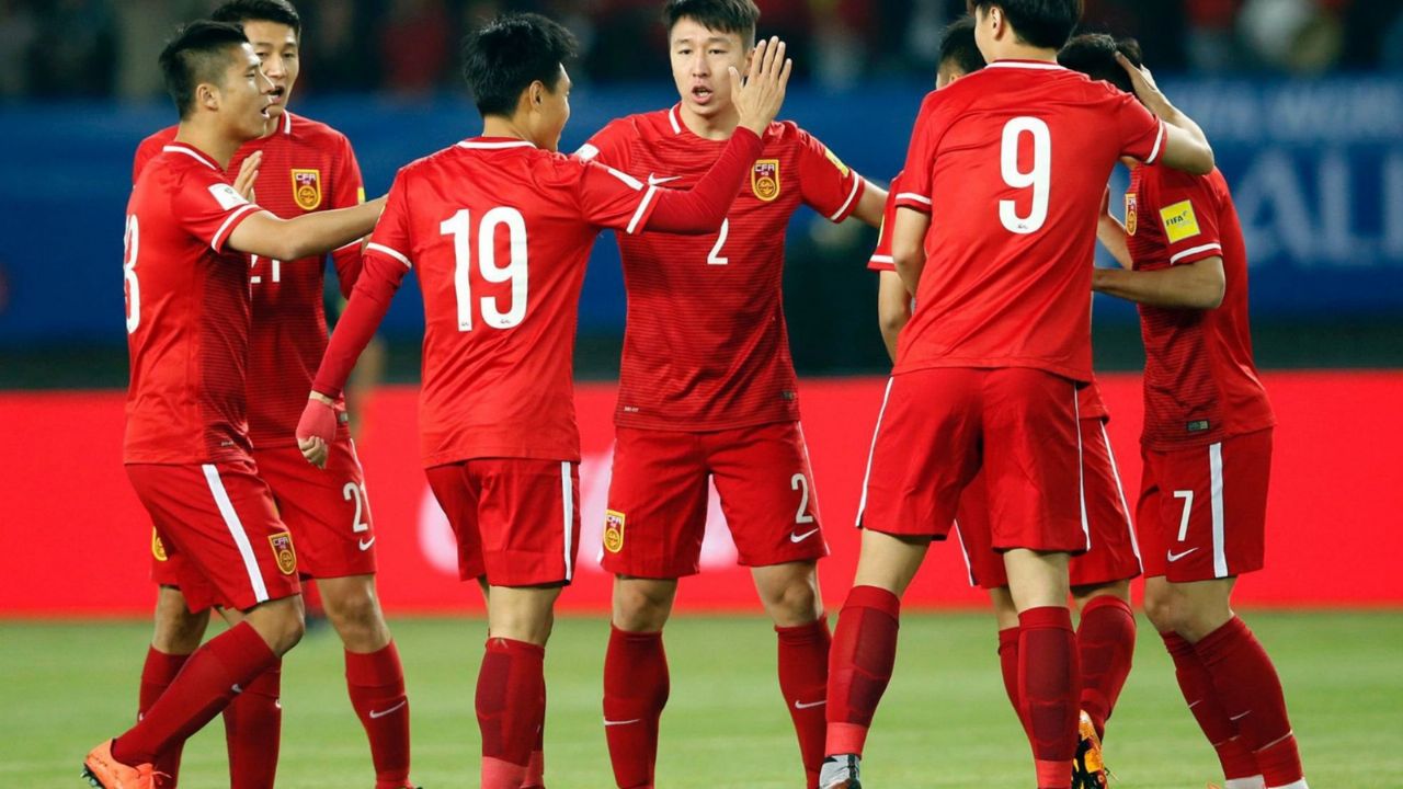 China suspende a 6 jugadores por no cumplir toque de queda