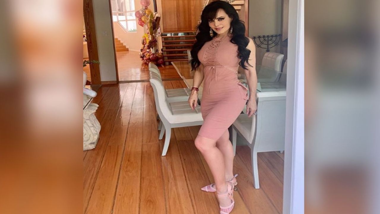¡Se le van a salir! Maribel Guardia posa en descarado top y casi enseña de más