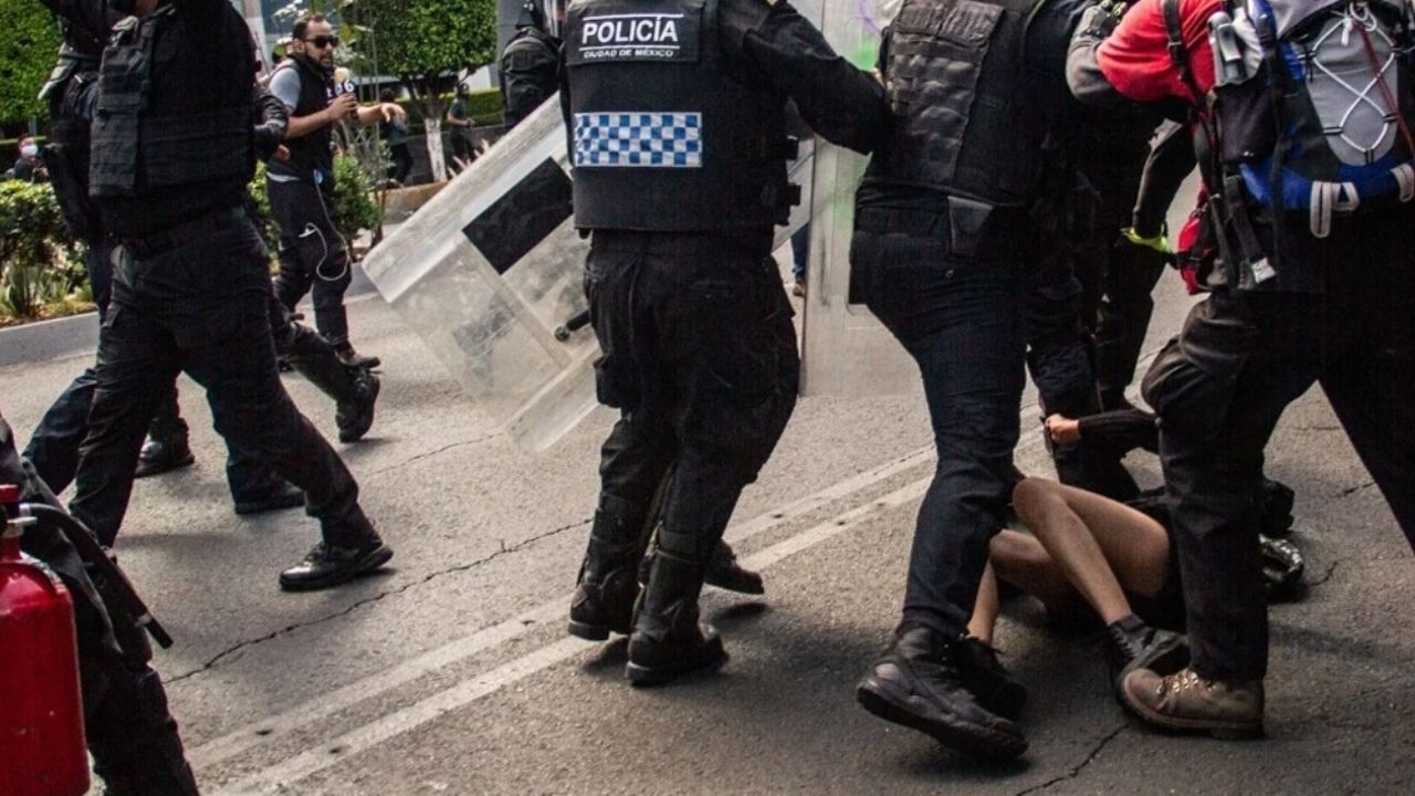 Vinculan a proceso a policías que golpearon brutalmente a Melanie, manifestante de 16 años