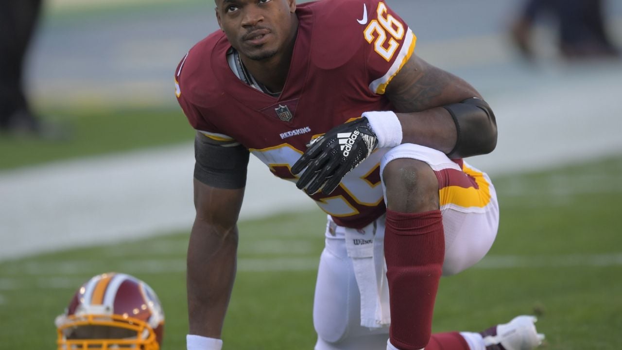 Jugadores de la NFL advierten que volverán a hincarse durante el himno