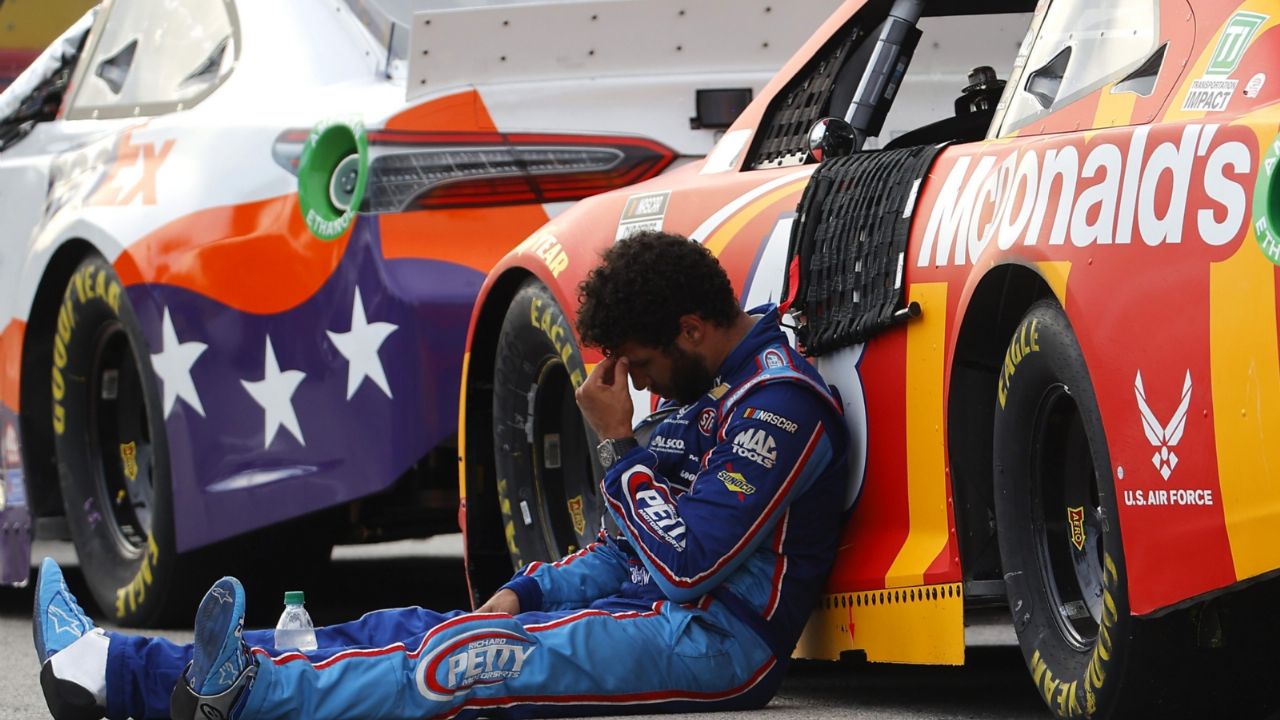 Piloto de Nascar se desmaya durante entrevista para la televisión