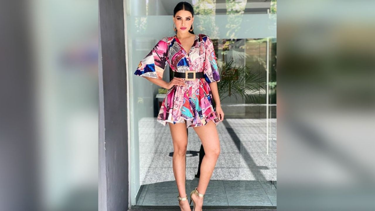 “La más buena de ‘VLA'”: Kristal Silva hace babear en ajustado vestido rojo