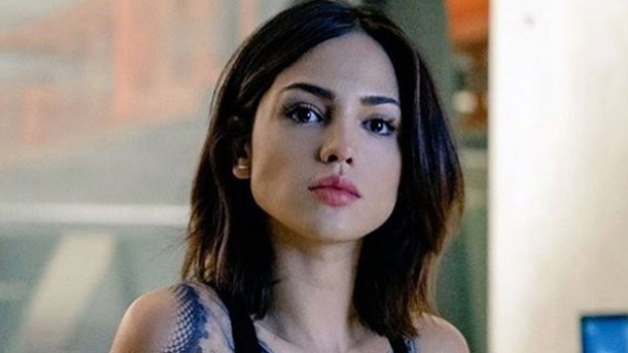 VIDEO: Eiza González es captada arriba de semáforo en protestas por George Floyd