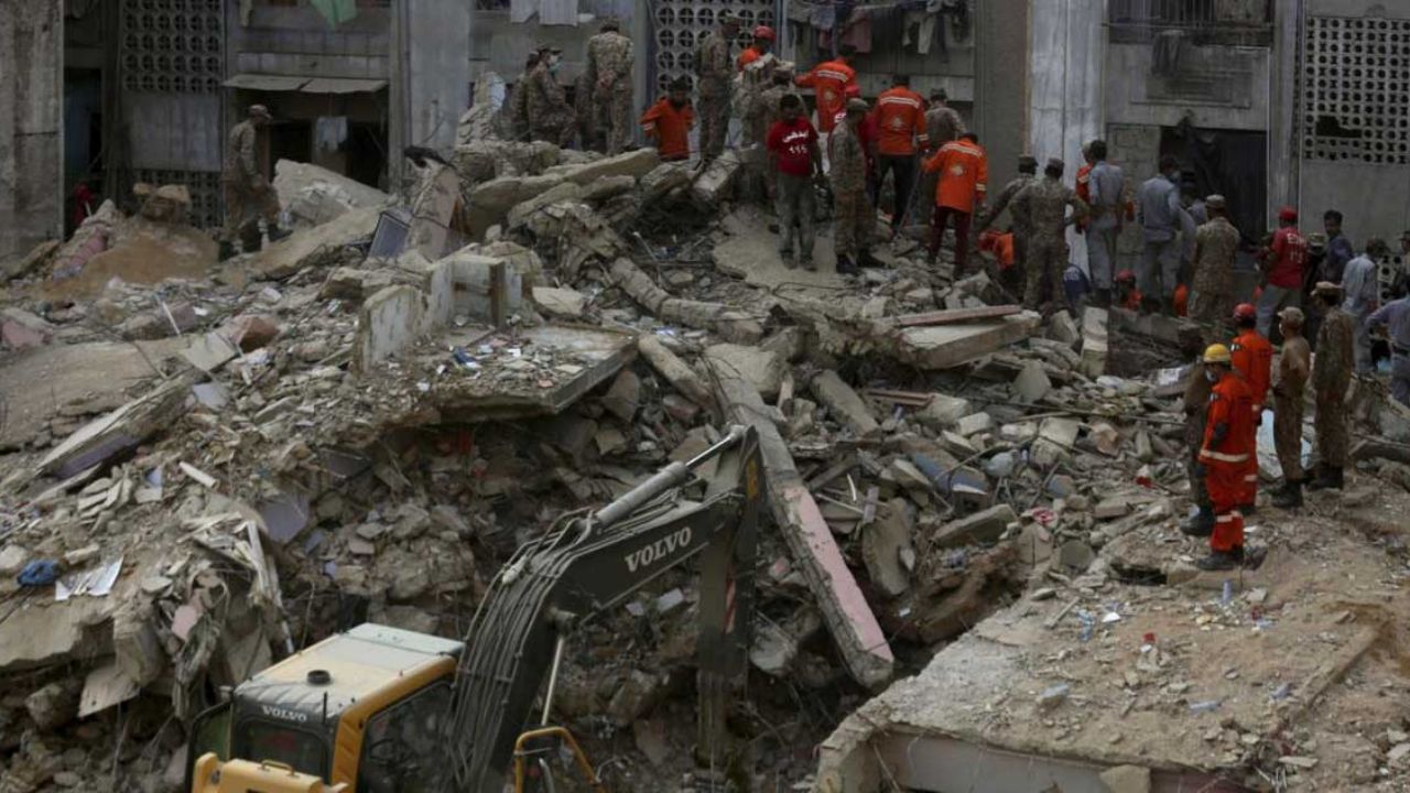 Al menos 13 personas mueren aplastadas bajo los escombros de edificio en Pakistán