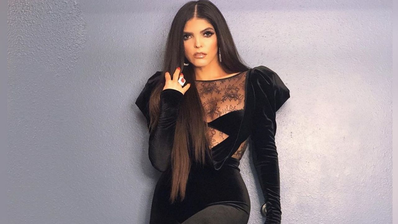 Ana Bárbara logra ‘calentar’ las redes sociales al posar en bata de baño