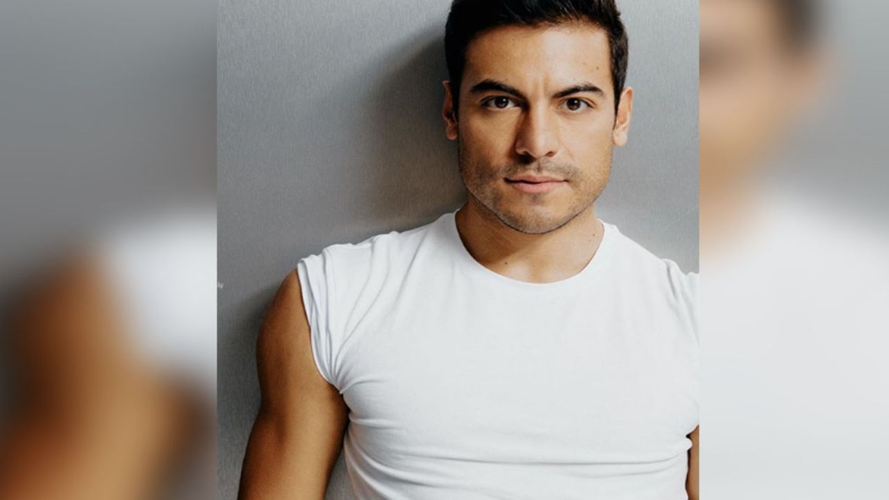 Carlos Rivera causa furor al posar ¡sin playera! y presumir su retaguardia