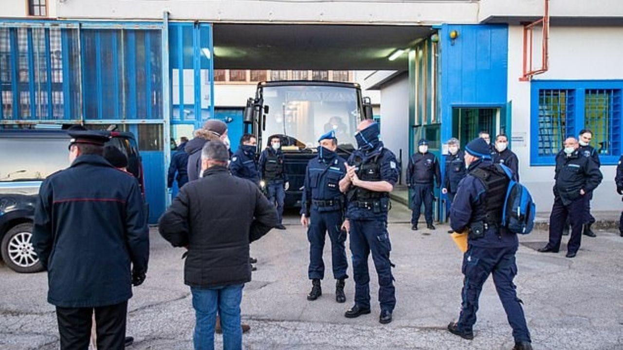 Caen en Italia 59 hombres presuntamente asociados a la mafia de Nápoles