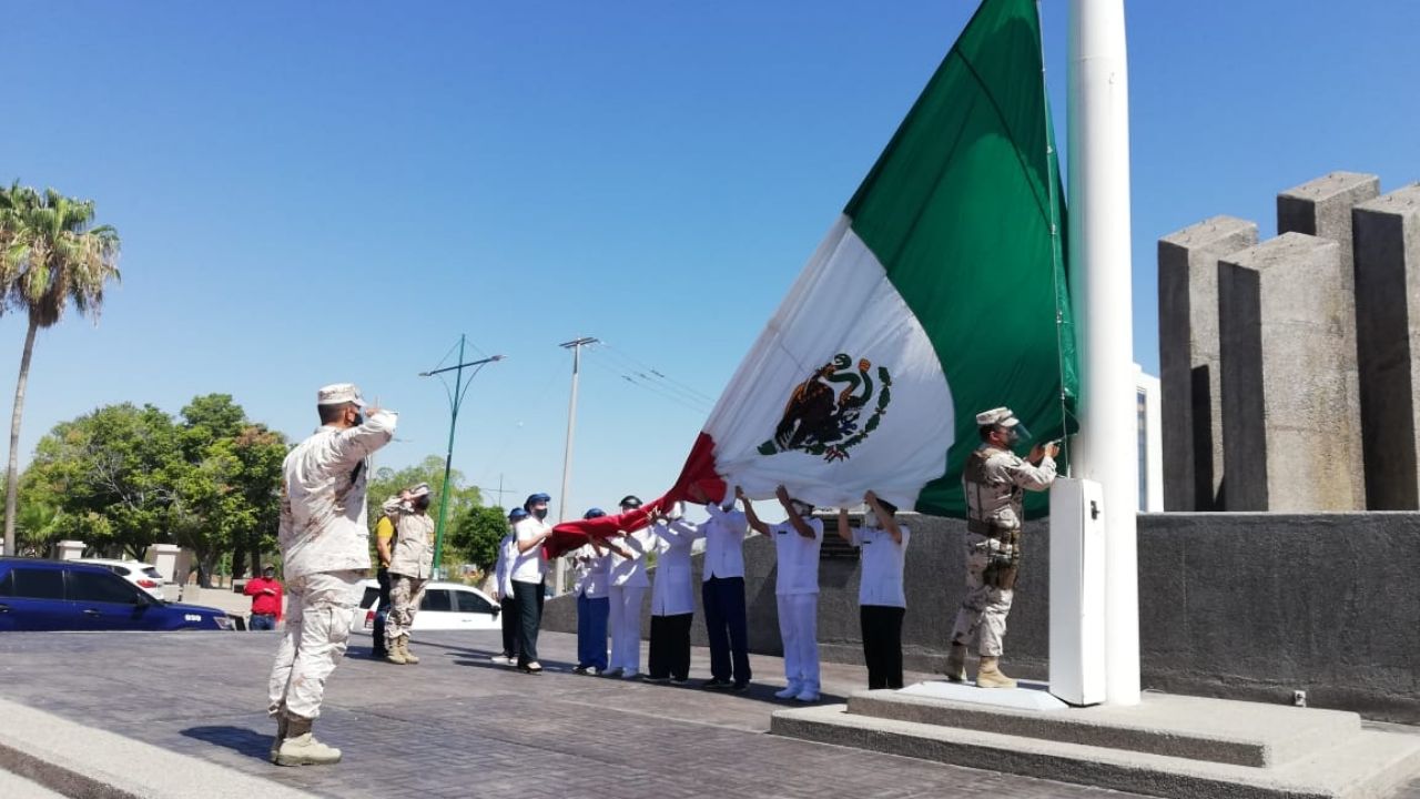 Sedena realiza honores a la bandera en memoria de caídos por el Covid-19