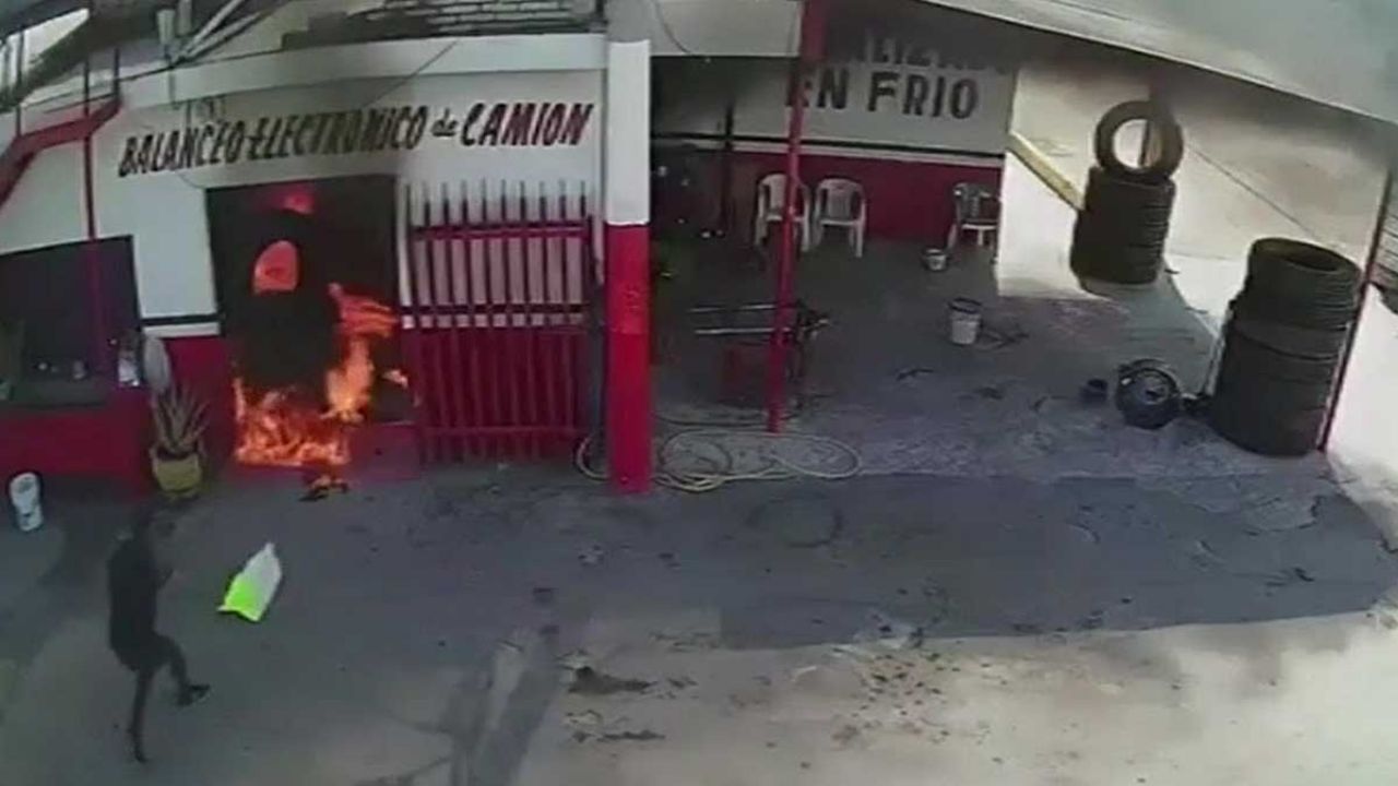 VIDEO: Asesinan a dos hombres en una llantera a la que prendieron fuego