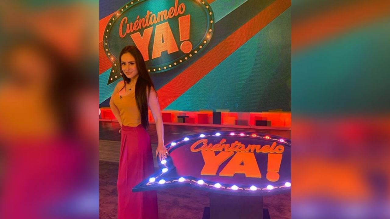 Conductora de ‘Cuéntamelo Ya’ alborota al posar sin maquillaje ¡y desde la cama!