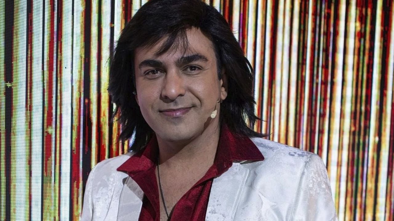 VIDEO: Albertano luce su variedad de ‘outfits’ y ¡termina en paños menores!