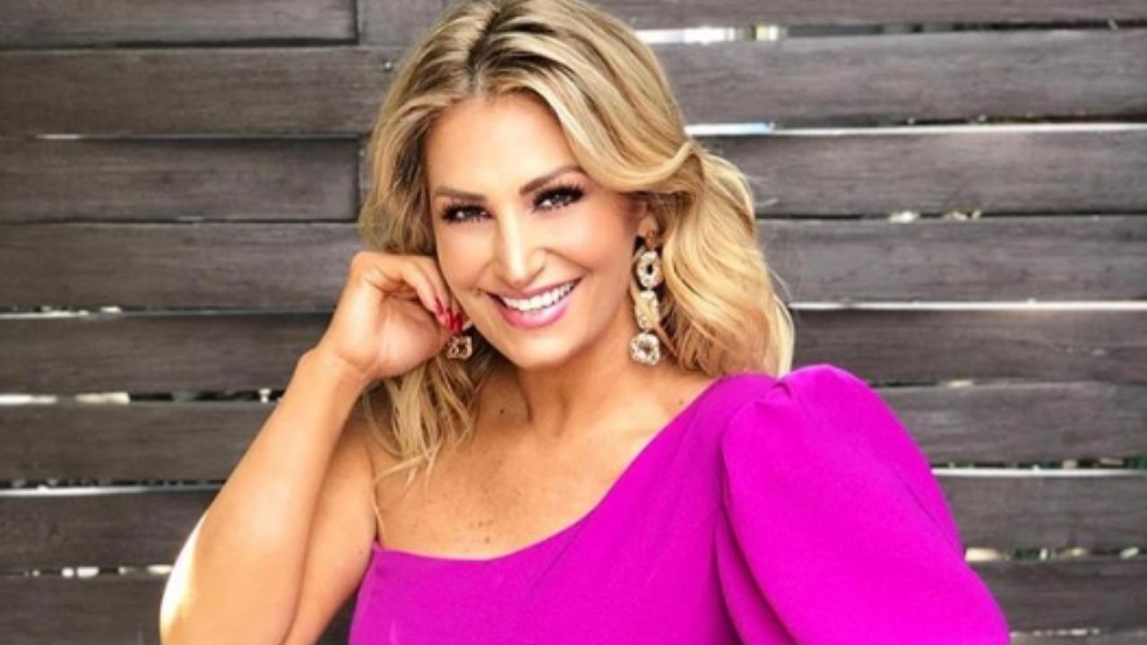 Anette Cuburu desata bajas pasiones en ‘Venga la Alegría’ con tremendo escote: “Se te ve todo”