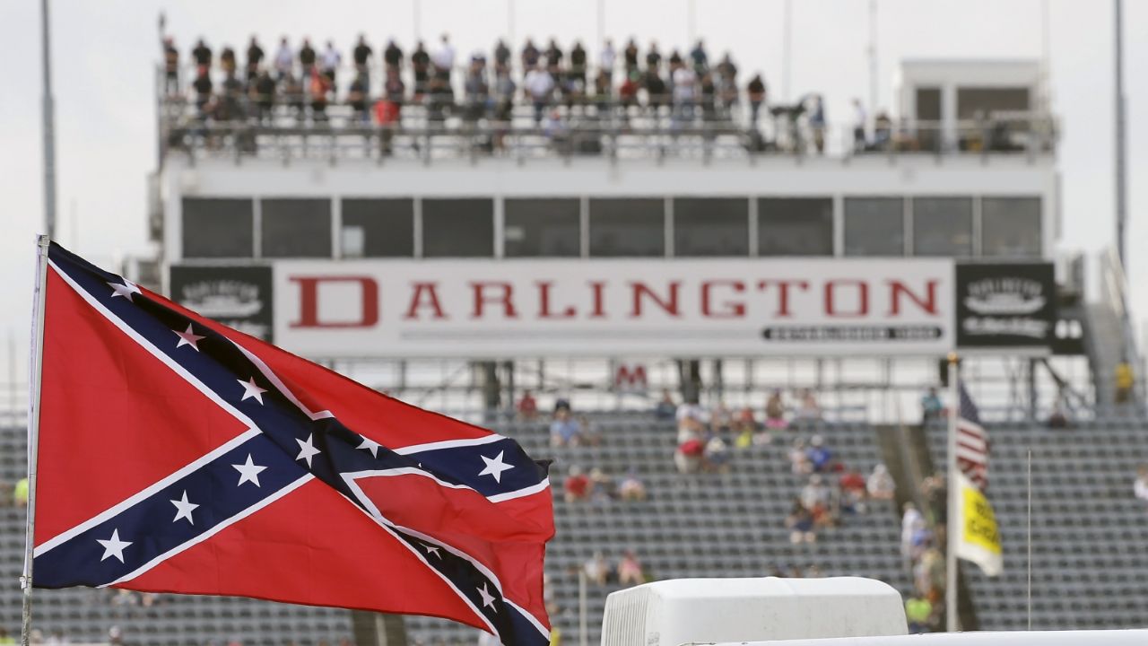 Nascar prohíbe el uso de la bandera confederada en carreras y propiedades