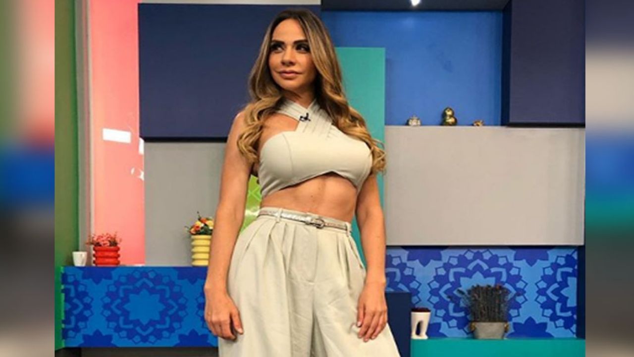 Joselyn Juncal presume su deseable abdomen de acero en descarado top negro