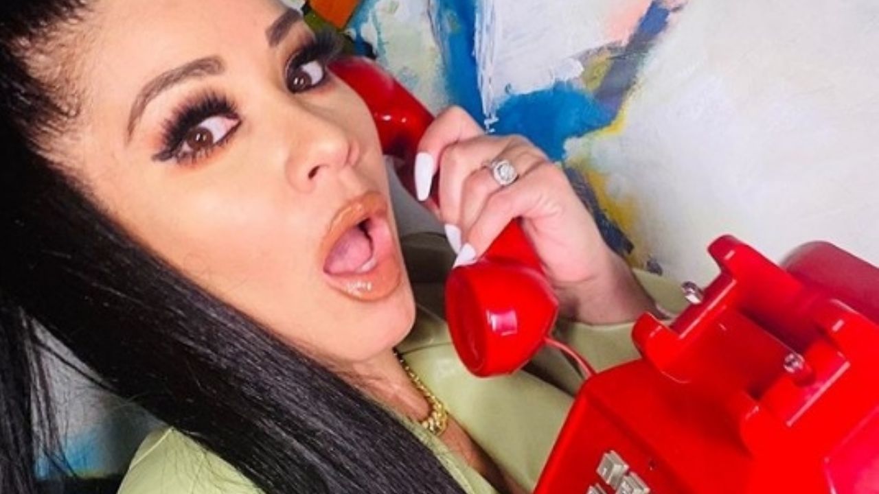 ‘La reina de la faja’, Carolina Sandoval, hace tremendo albur ¿sobre huevos?