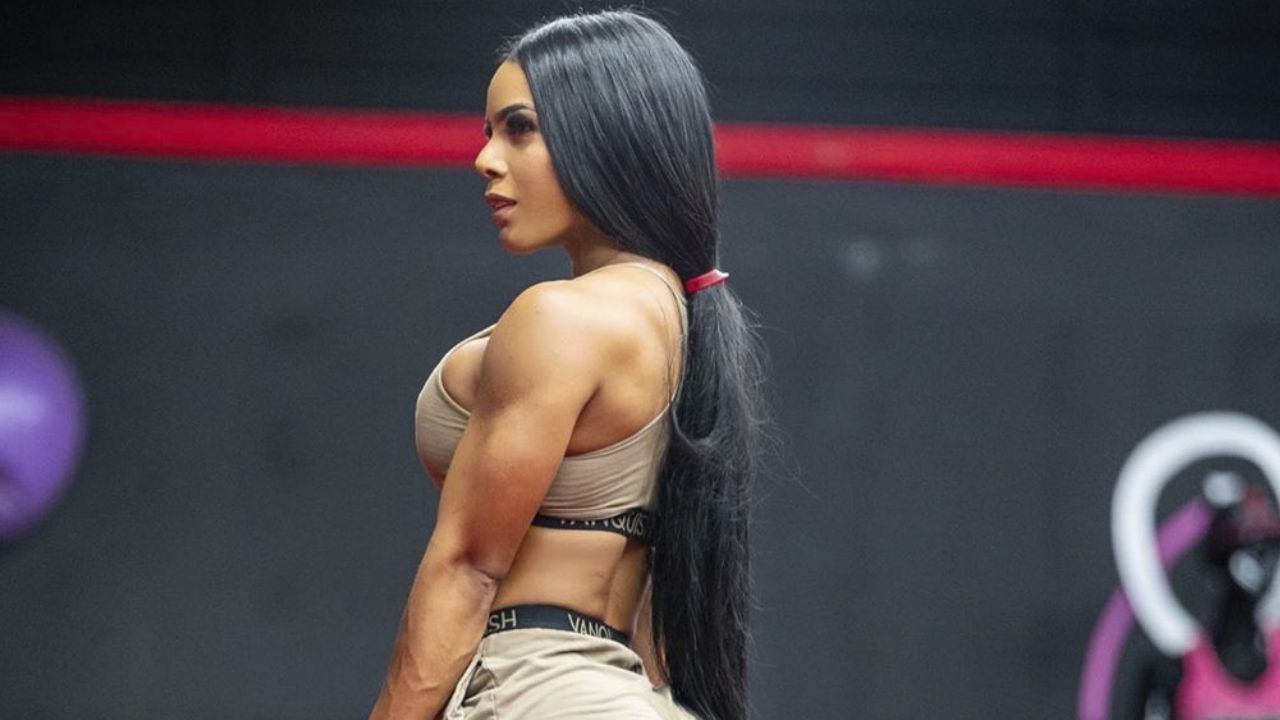 Yarishna Ayala posa en traje de baño y alborota a sus fanáticos en Instagram
