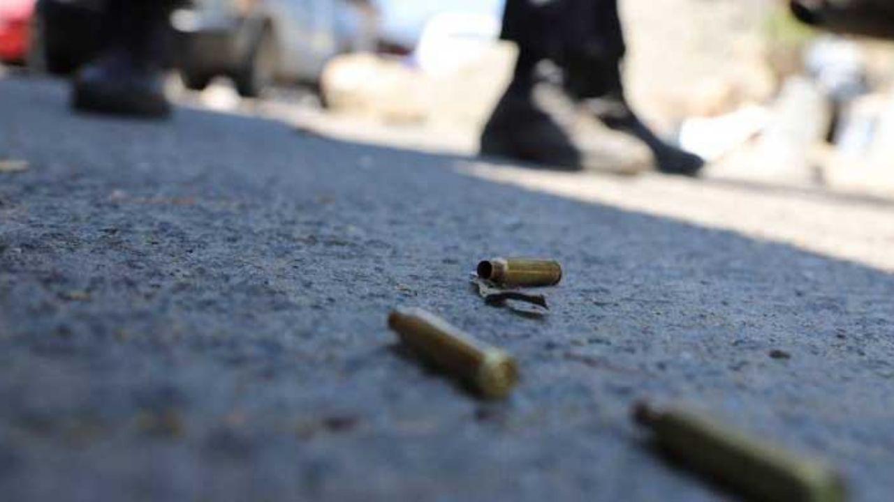 Gatilleros en moto persiguen y asesinan a dos hombres en la Ciudad de México