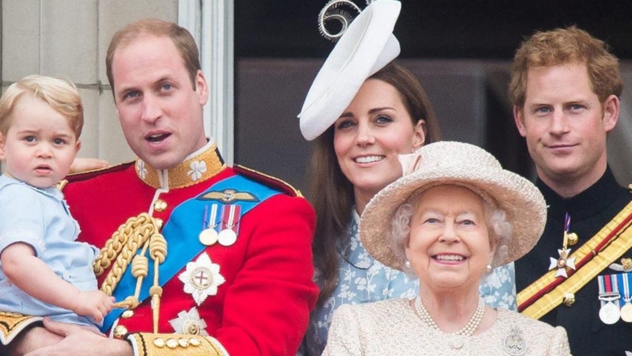 Reina Isabel II sigue los pasos de Kate y William; participa en videollamada