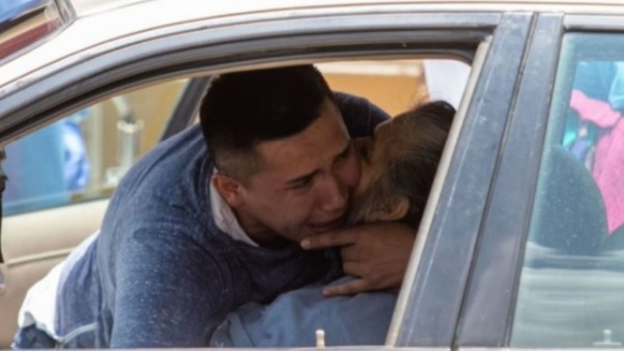 FUERTES IMÁGENES: Joven ignora al Covid-19 e intenta revivir a su abuela con respiración boca a boca