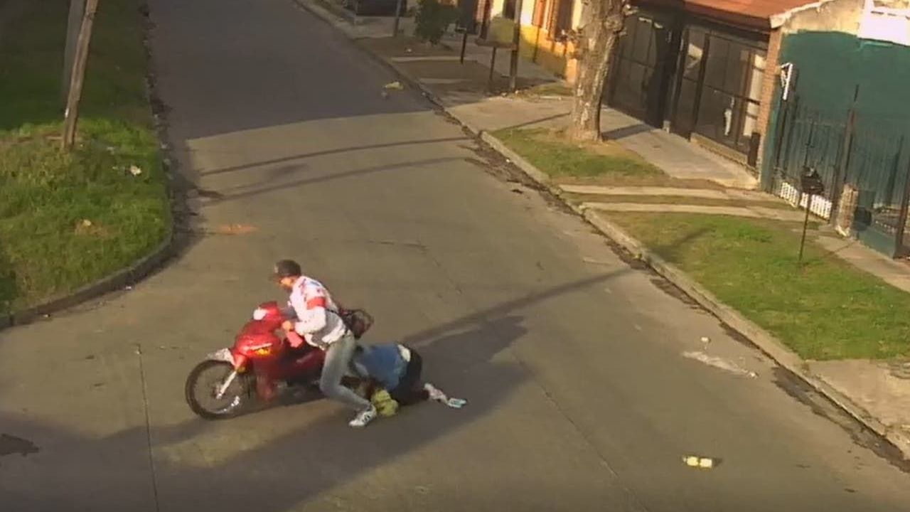 VIDEO: Mujer es arrastra del cabello por una moto en medio de un asalto en Argentina