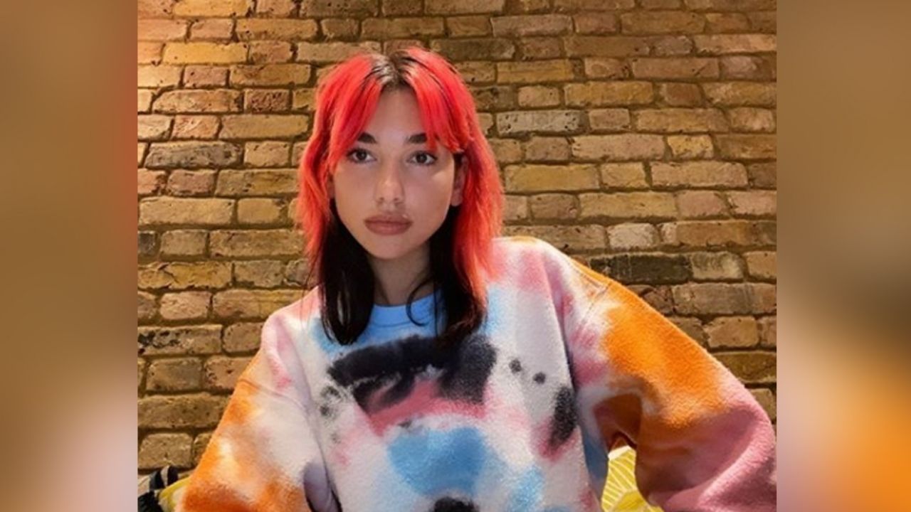 Dua Lipa presume su elasticidad al hacer yoga en ajustados leggings y fans enloquecen