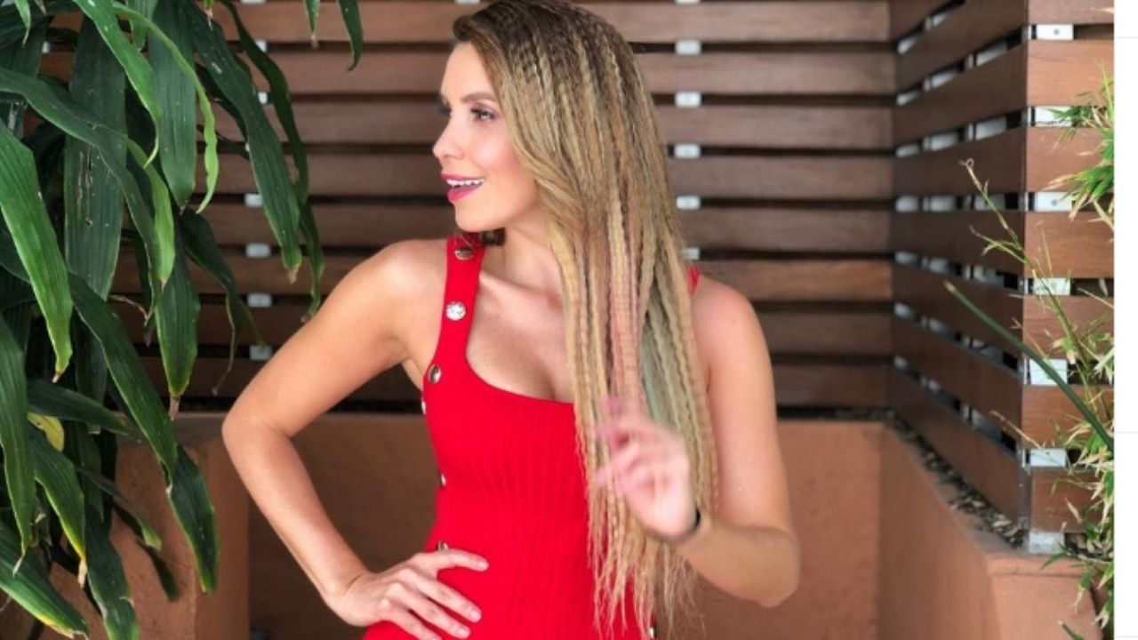 Andrea Escalona ‘calienta’ ‘Hoy’ al presumir su enorme trasero en apretado short blanco