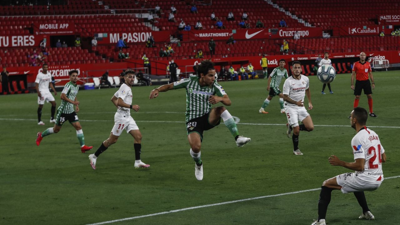 Sevilla se impone al Real Betis en el regreso de La Liga en España