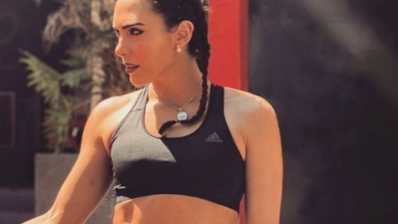 Macky González posa con diminuto short y deja ver sus torneadas piernas: “Hermosa”