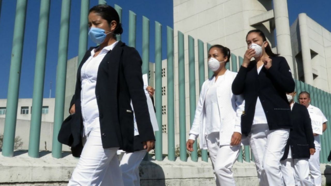 (VIDEO) ¡Indignante! Un hombre arroja un café caliente a enfermera del IMSS