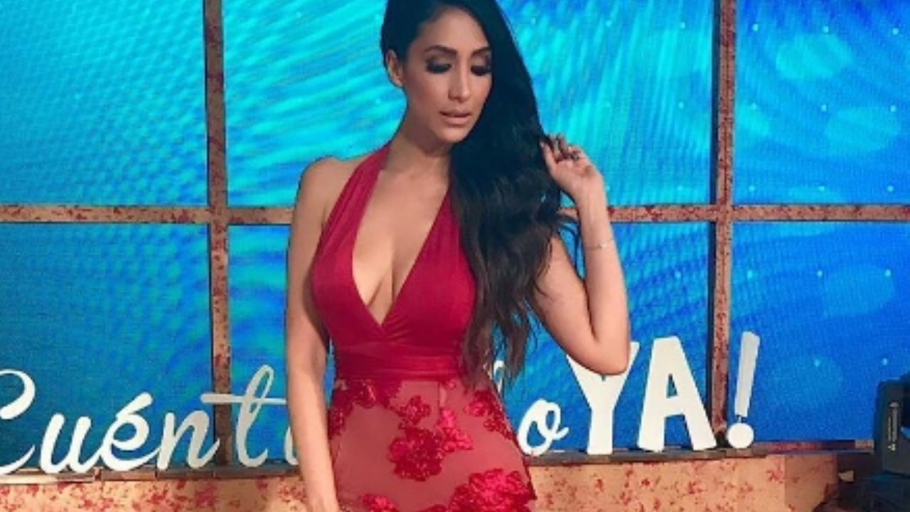 Cynthia Urías eleva la temperatura en ‘Cuéntamelo Ya!’ al enseñar todo en apretadito vestido