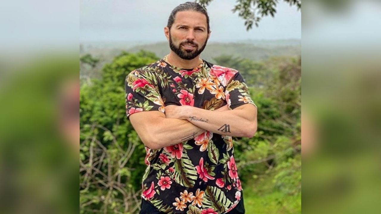 Se comen vivo a Poncho De Nigris por modelar en tacones: “Al fin salió del clóset”