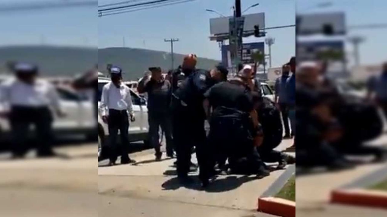 VIDEO: Con lujo de violencia, 6 oficiales detienen a vendedor de ‘matamoscas’
