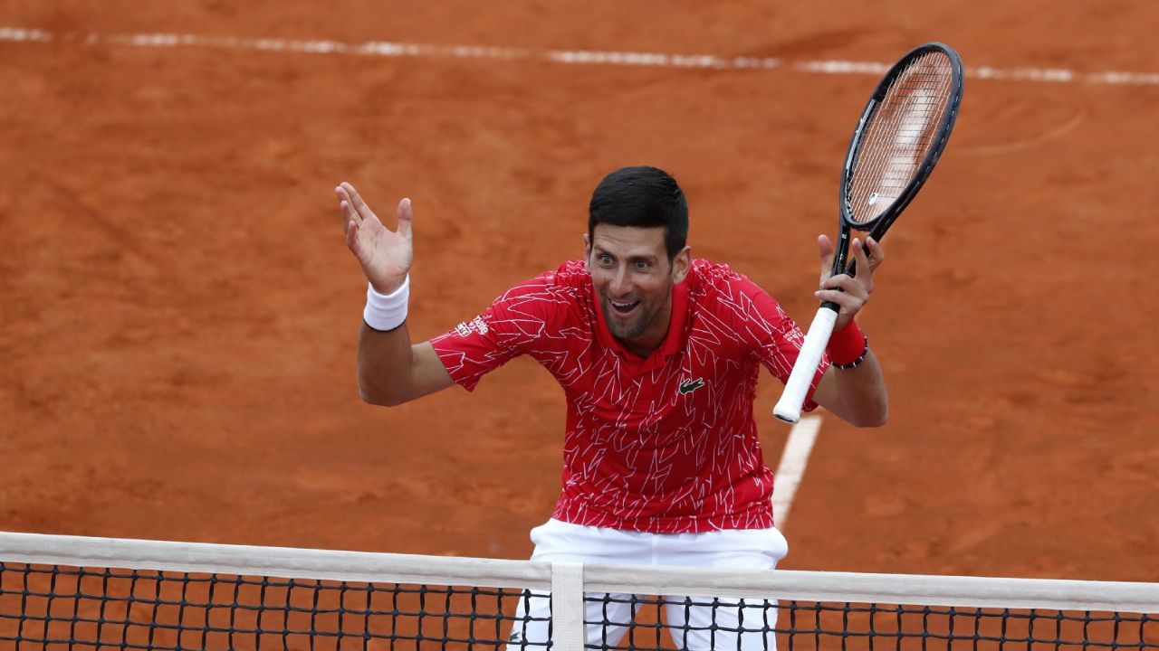 Aficionados serbios abarrotan tribunas en gira de Novak Djokovic