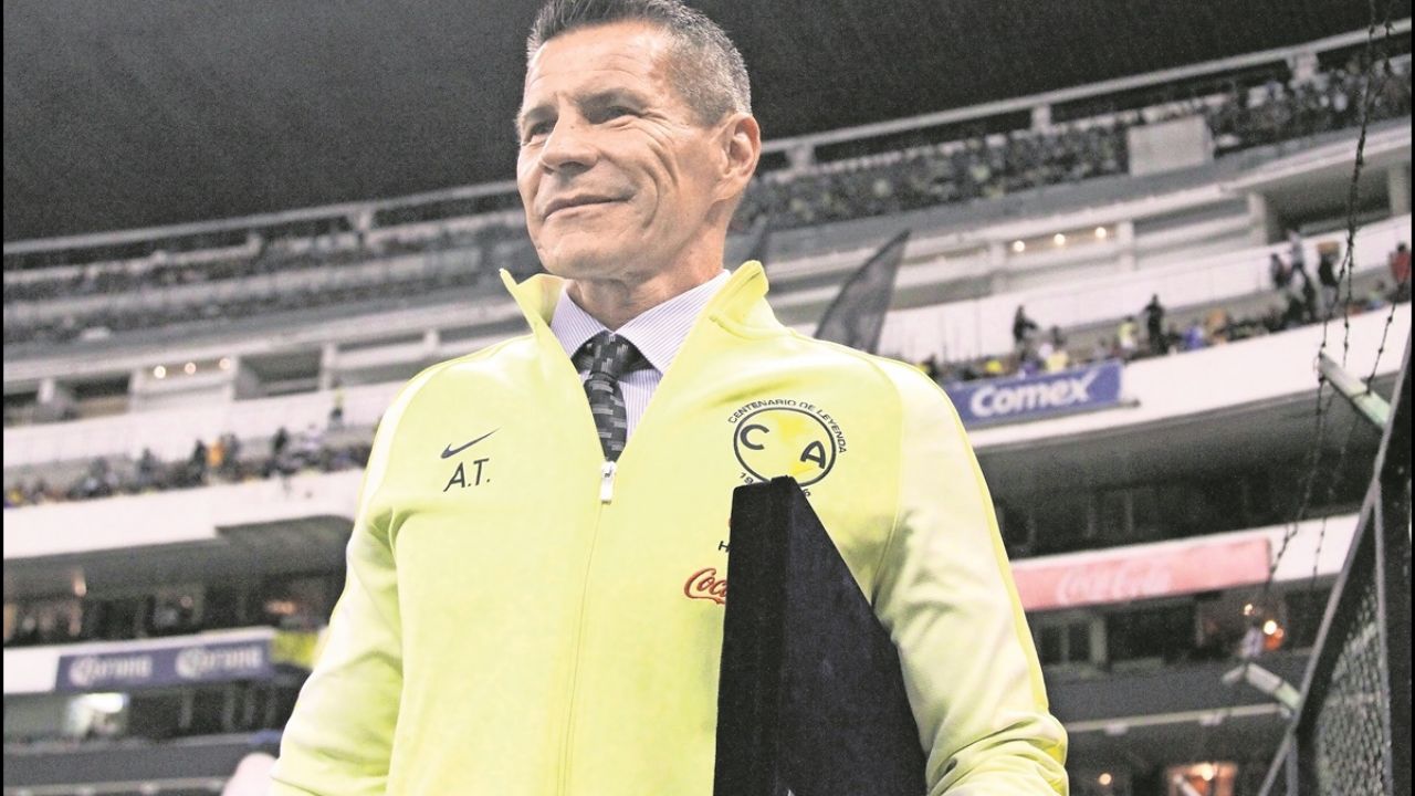 Alfredo Tena alza la mano para dirigir a la selección… ¡de Panamá!